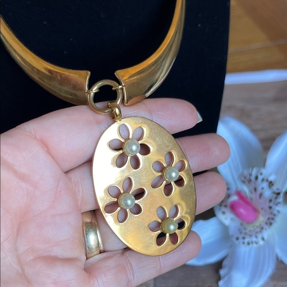 Chic Gold Floral Pendant Necklace - Picture 5 of 6